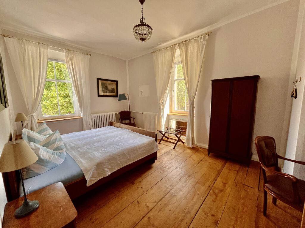 Beiges Zimmer Weitwinkel