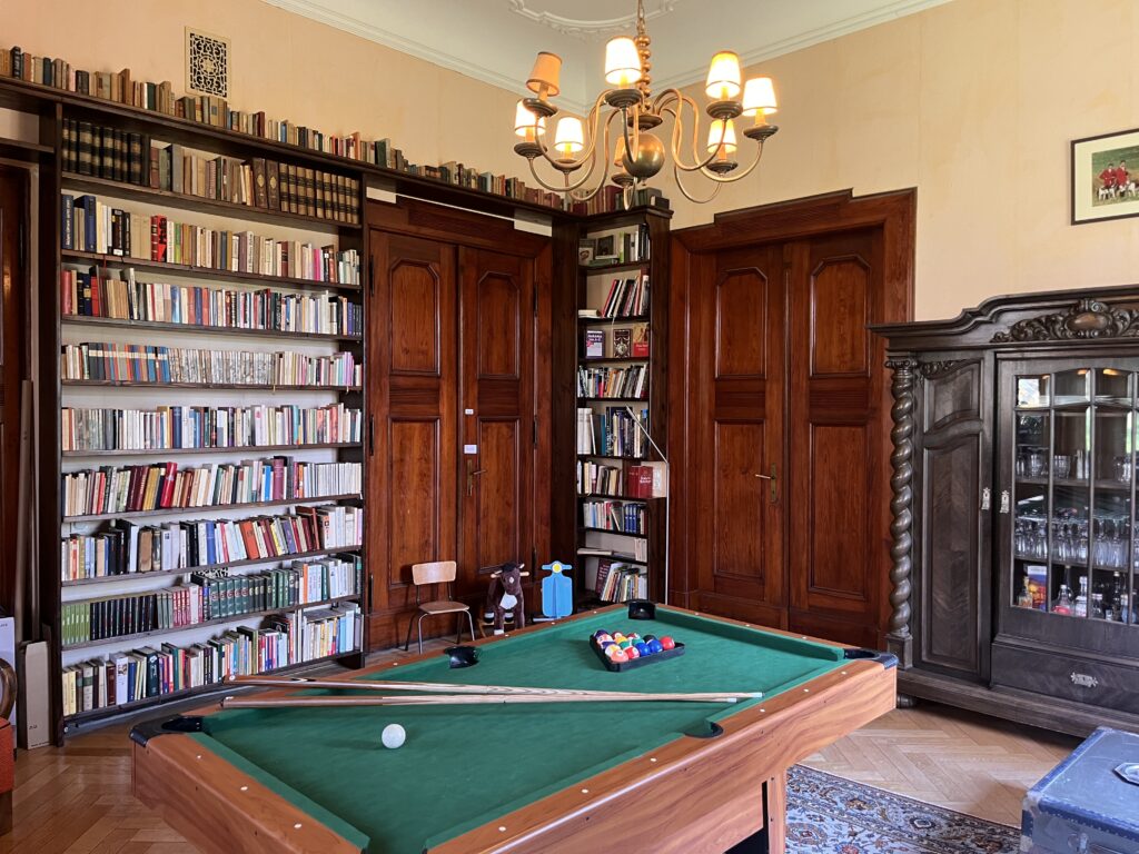 Bibliothek mit Billardtisch