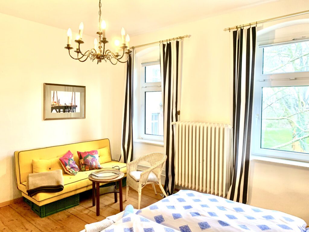 Gelbes Sofa Schlafzimmer FeWo Park