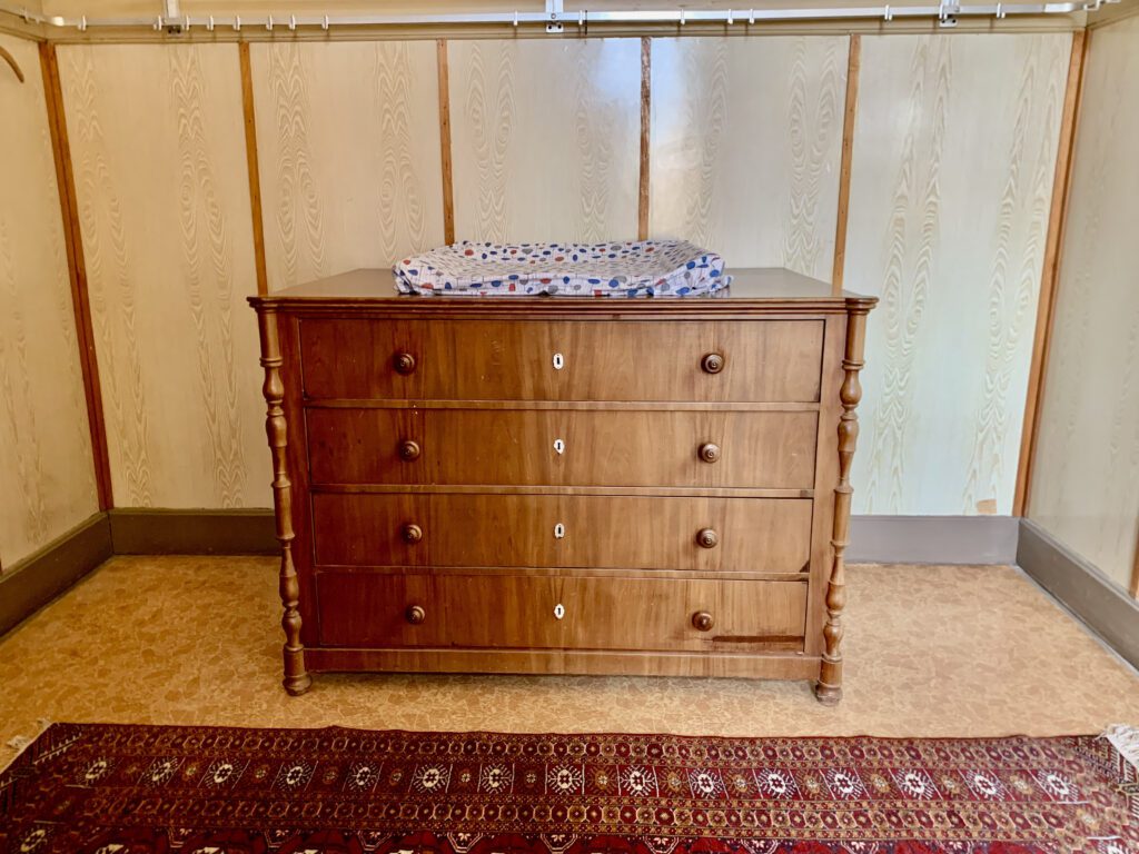 Wickeltisch im EG – Gäste WC