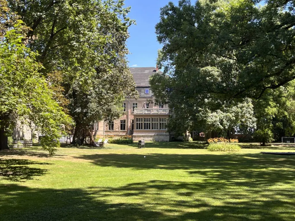 Parkanlage Blick zum Herrenhaus