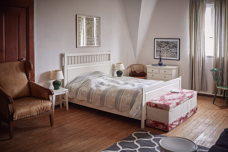 ego_Wissen-Herrenhaus_beiges_bett